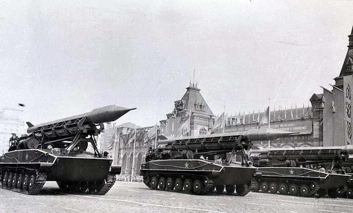 1960
                      Parade Missile